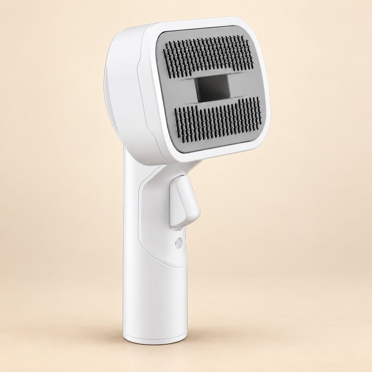 Brosse carrée à picots sur fond crème ATIKALY, sans texte