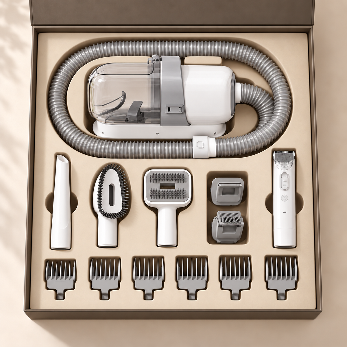 Présentation illustrative du kit dans un coffret crème et taupe, accessoires réorganisés et six peignes guides